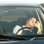 automobilista che dorme al volante