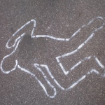 sagoma di un uomo morto disegnata col gesso sull'asfalto