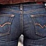 fondoschiena di una ragazza in jeans